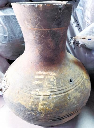 西汉古墓葬发现一个陶壶 这个陶壶上写着一个“酒”字
