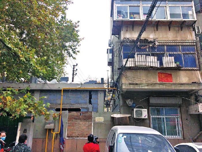 郑州市民遇到烦心事 “窗外建公厕，挨着我家的厨房”