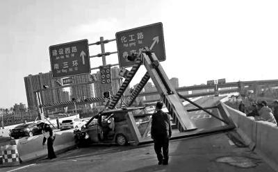 郑州街头一面包车撞断限高杆 交警一测:司机酒驾!