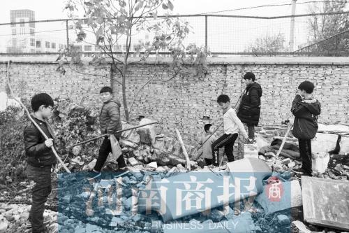 郑州一学校旁的拆迁区成“游乐场” 还有孩子钻进废墟玩捉迷藏