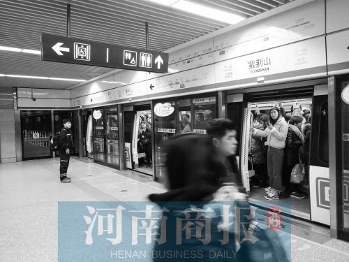 郑州地铁厕所均设在付费区域 有市民希望厕所能“公用” 地铁集团：在建地铁站厕所大多设闸机外