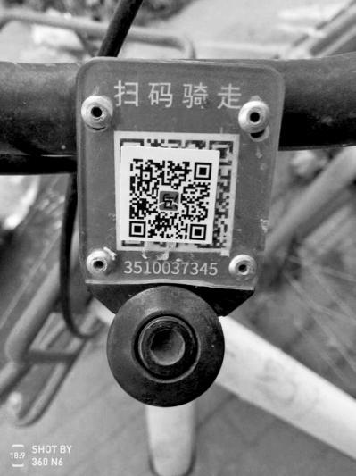 郑州数百辆共享单车集体被贴“李鬼”二维码 小心扫码 有坑 !
