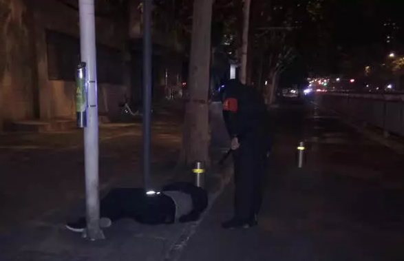 醉酒男子在路边睡觉 引来巡防队员