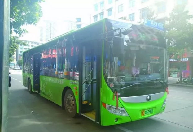 信阳市限行期间市民免费乘坐公交车