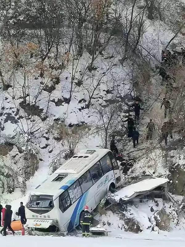 吉林通化一客车坠落江边:实载37人 已致6死多伤