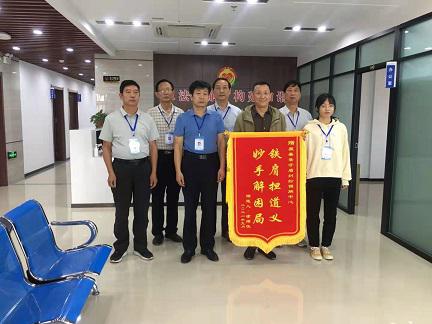 人民公仆真公正 情系百姓解百忧