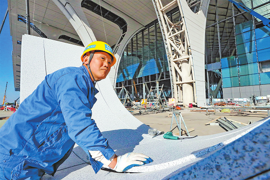 历时106天 超大跨度室内吊顶全面完成 郑州南站“鹤羽”凌空