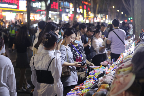 夜市重开张！郑州市夜市复苏，夏季“烟火气”抚人心