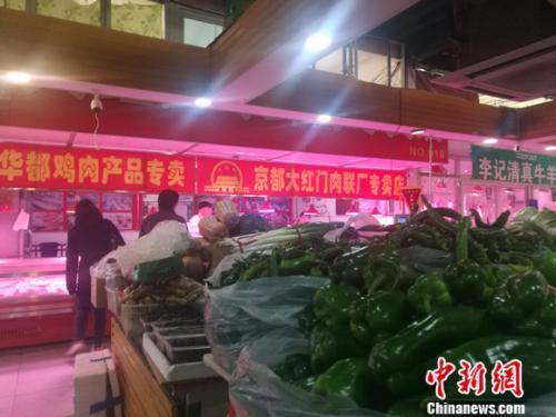 资料图：北京丰台一家菜市场里的肉食区。 谢艺观 摄