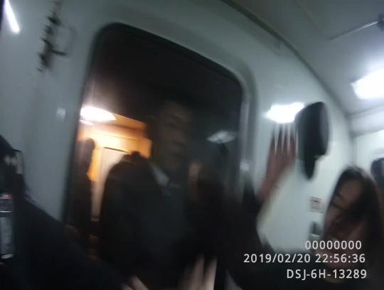 大连一女子火车上畅饮酒后失态袭击乘警被拘留
