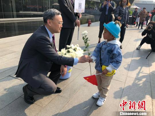 清明假期期间，纪念馆举行了捐款献花活动，所得款项将用于改善南京大屠杀幸存者生活。　朱晓颖 摄