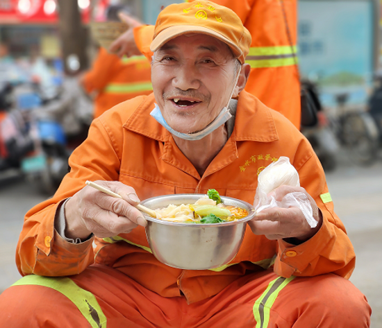 “雷锋日”献爱心！郑州一饭店老板请30位环卫工人吃板面