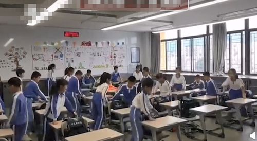 深圳一小学班级内设置午休床  孩子们中午不用趴在桌子上睡觉了