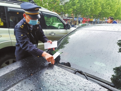 郑州城管“贴条”提醒 下月起开罚