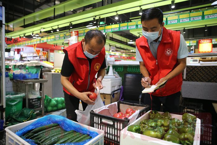 郑州：“移动菜市场”保供应