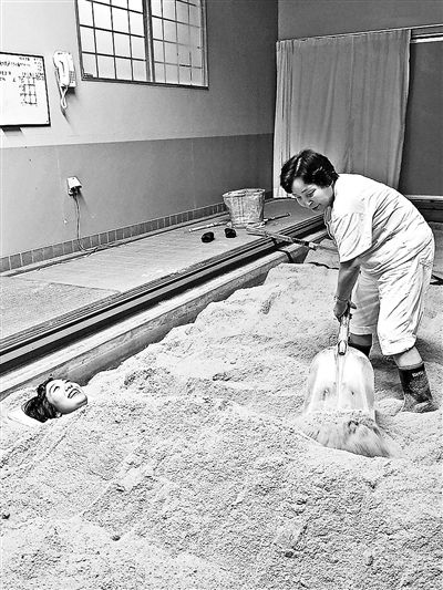 酵素浴宣称治病 “活埋式”养生靠谱吗？