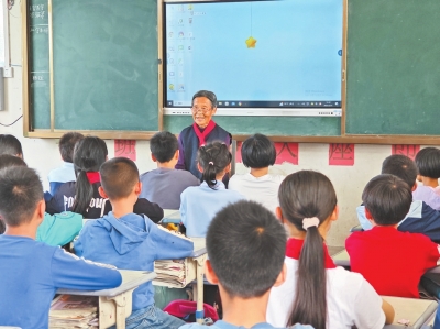 把红色种子播撒到孩子心中