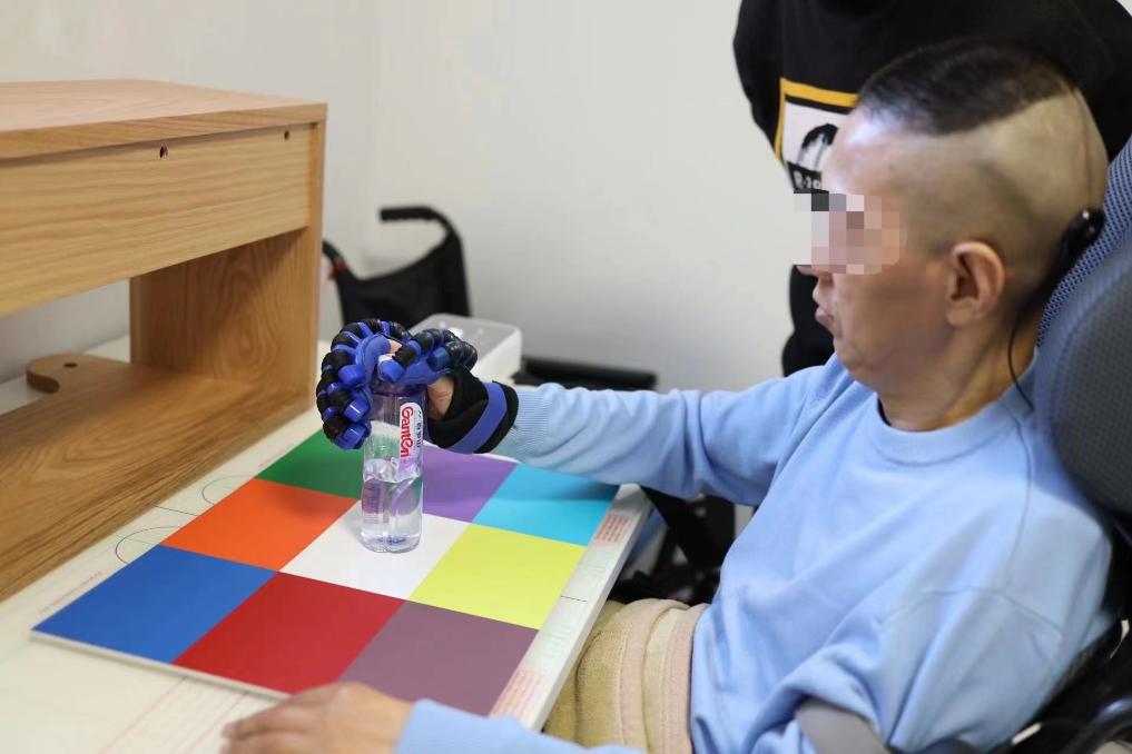 中国脑机接口技术新进展！截瘫患者实现“脑控喝水”