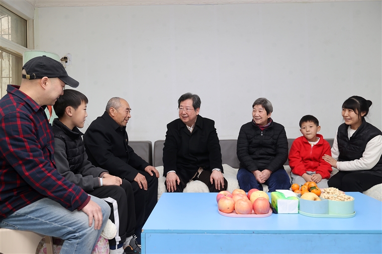 楼阳生走访慰问老党员、军烈属、困难群众、一线民警、基层官兵