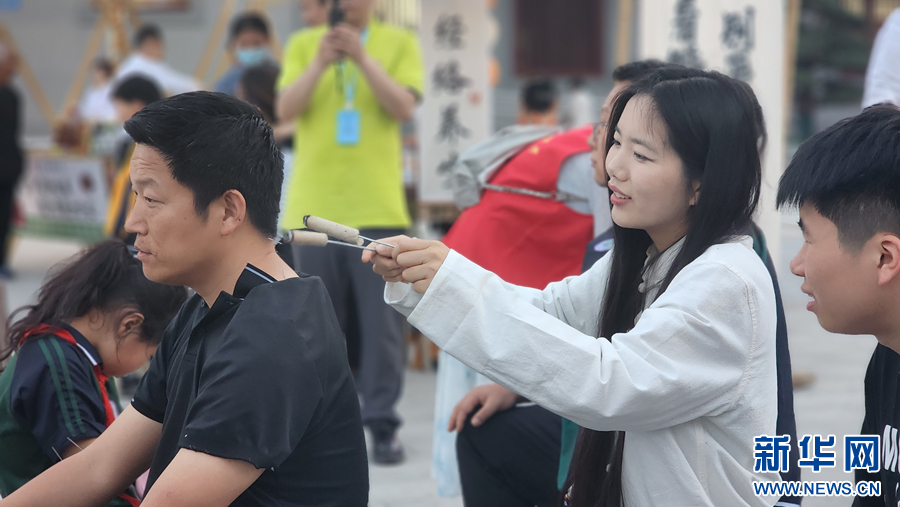 河南南阳：中医“摆摊”送健康